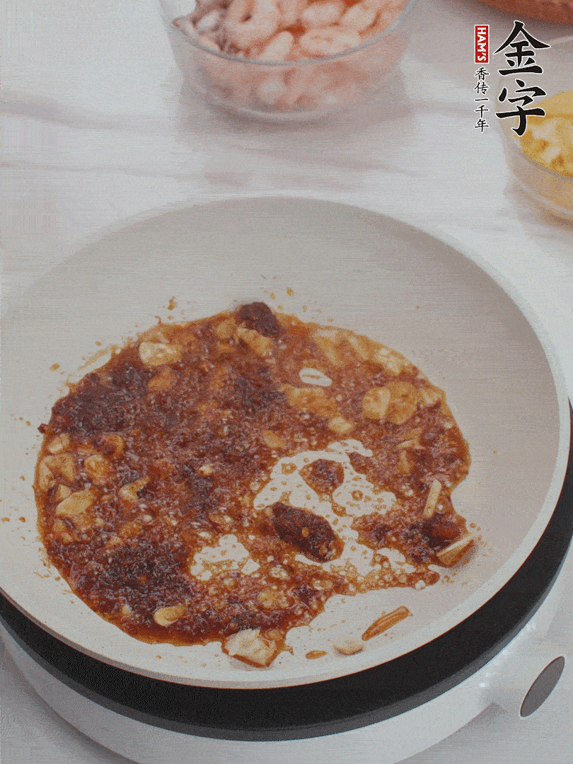 冷鍋熱油，1大勺金字火腿XO醬、蒜末炒香，倒粉絲一起炒。