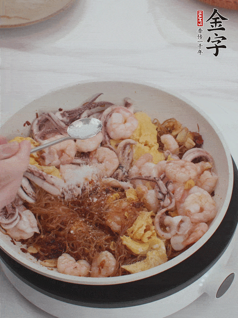 加雞蛋，蝦仁，魷魚混合。