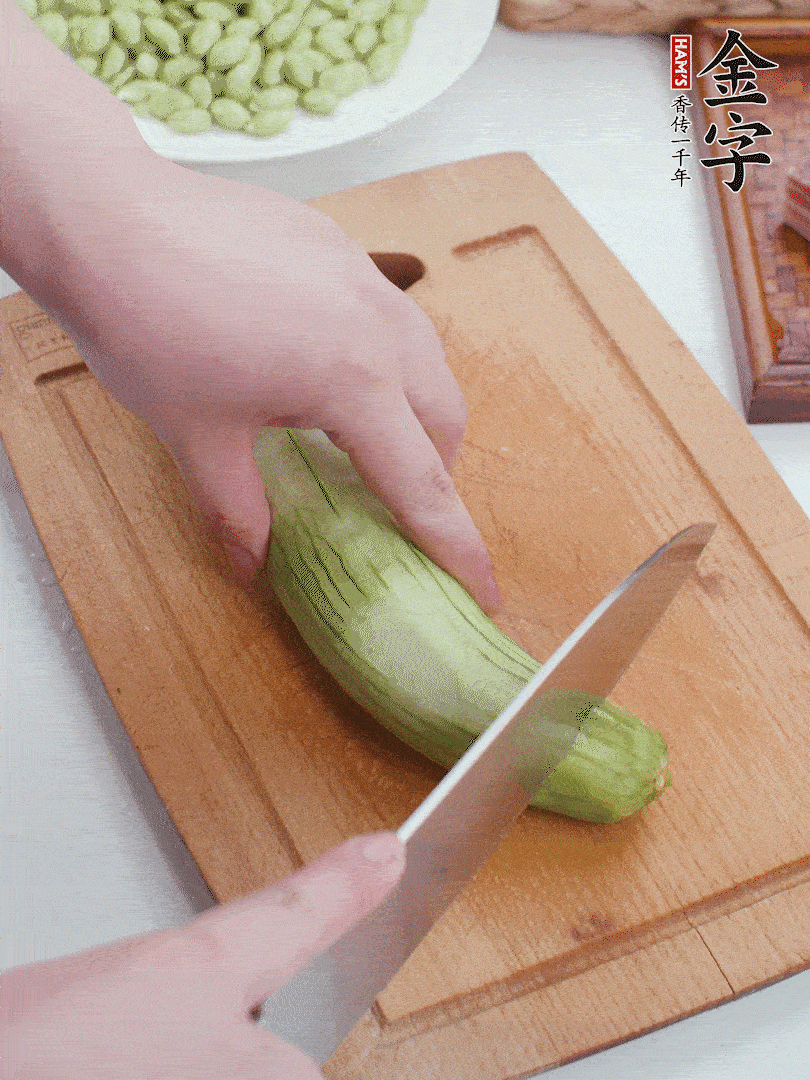 絲瓜去掉外皮，去掉兩端，切成滾刀塊。