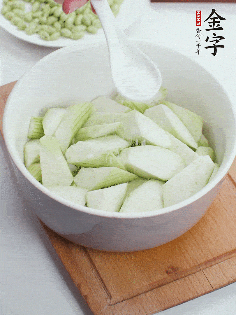 水中加1勺鹽浸泡，防止變黑。