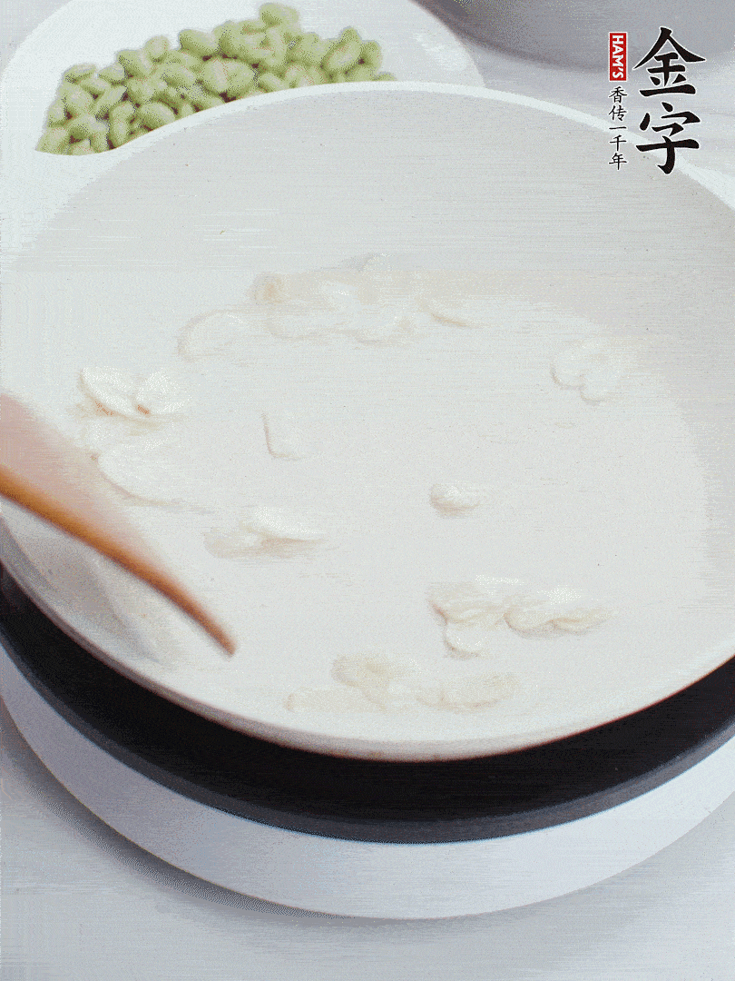 金字淡咸肉煮15分鐘，撈出切片。油5成熱時(shí)，蒜末、咸肉爆香。