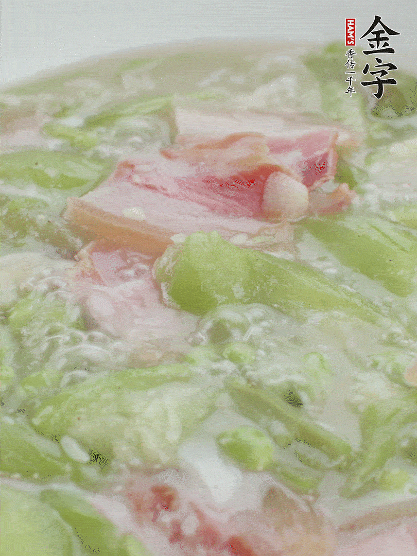 加一點(diǎn)熱水、白胡椒粉、雞精翻炒1分鐘。