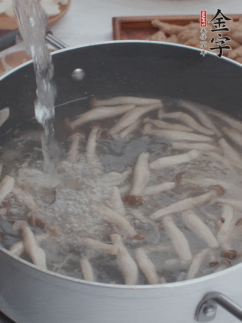 油熱爆香大蔥、蒜末，下蟹味菇炒軟，放清水。