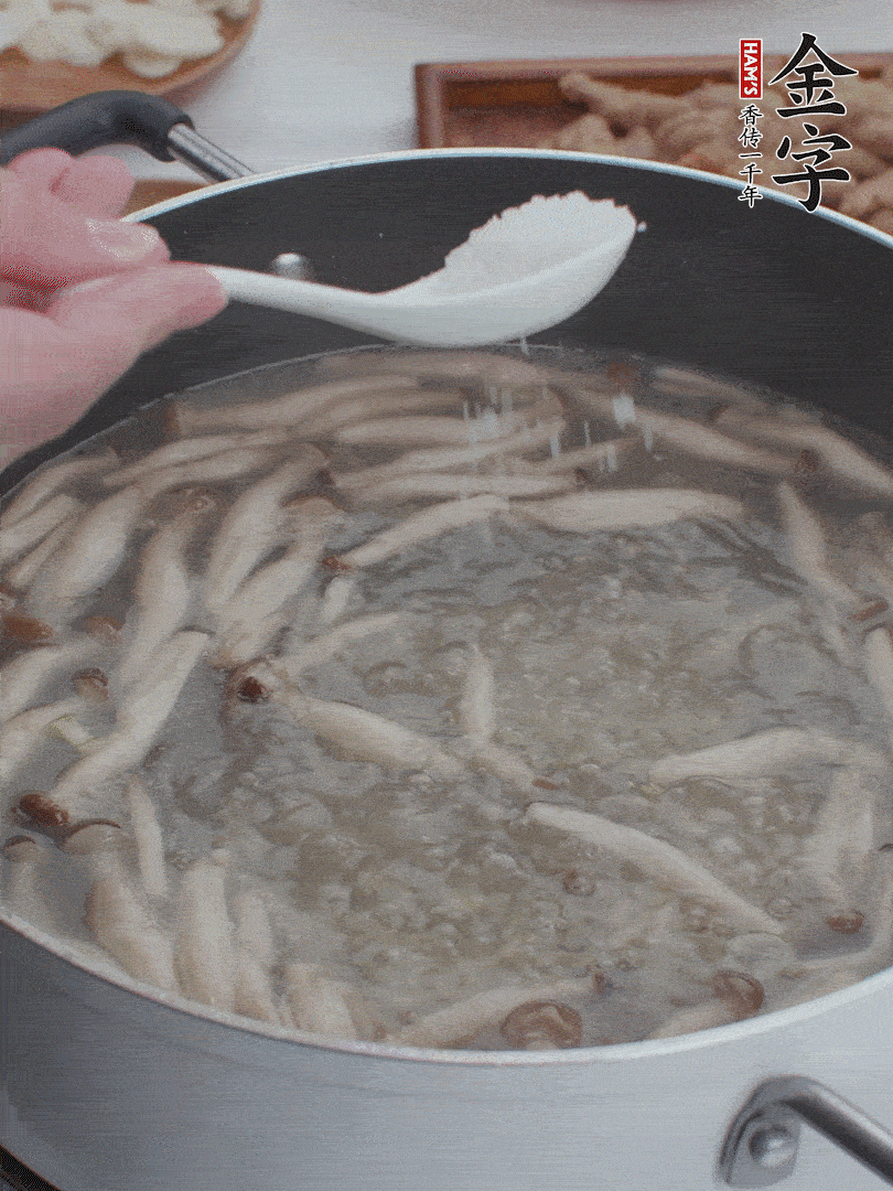 1勺鹽、一點胡椒粉調(diào)味。