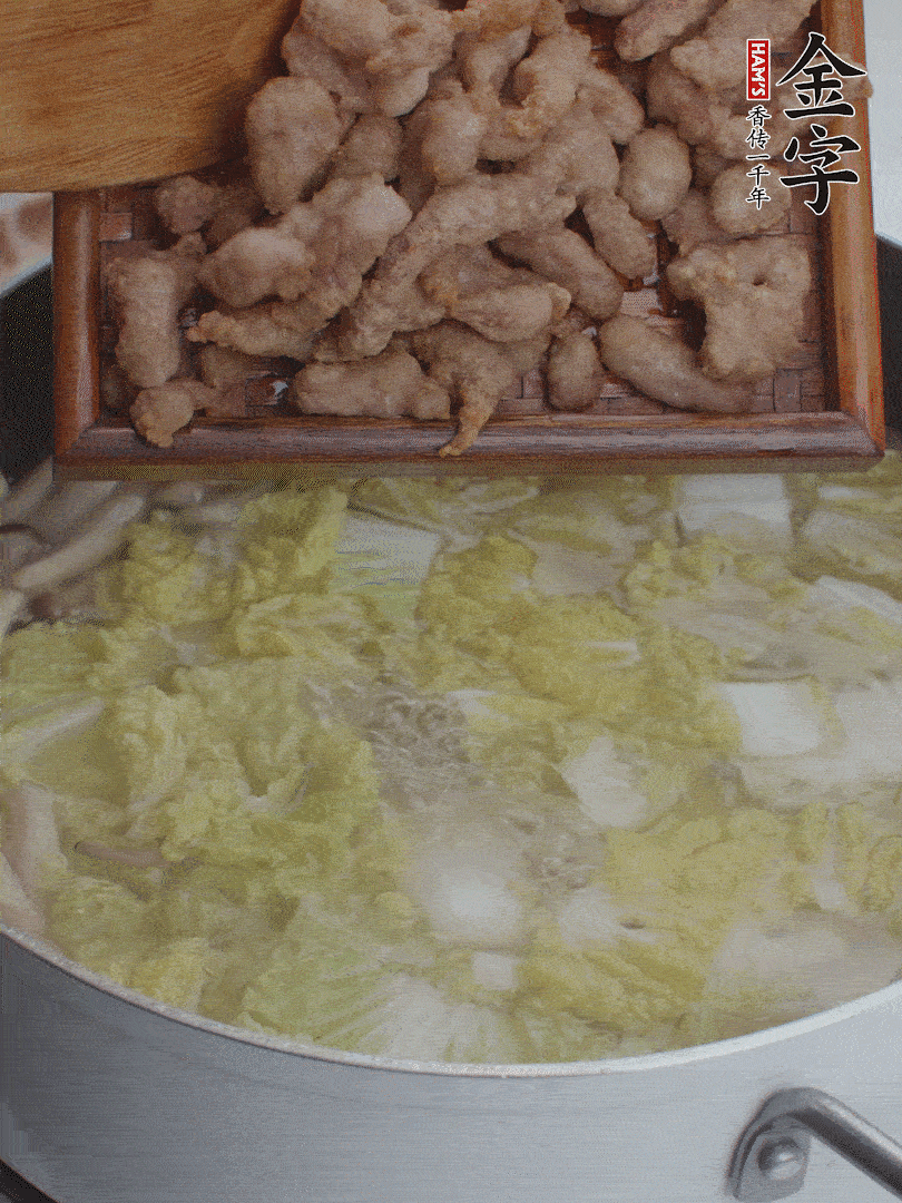 水開后煮10分鐘，下娃娃菜、小酥肉煮3分鐘。