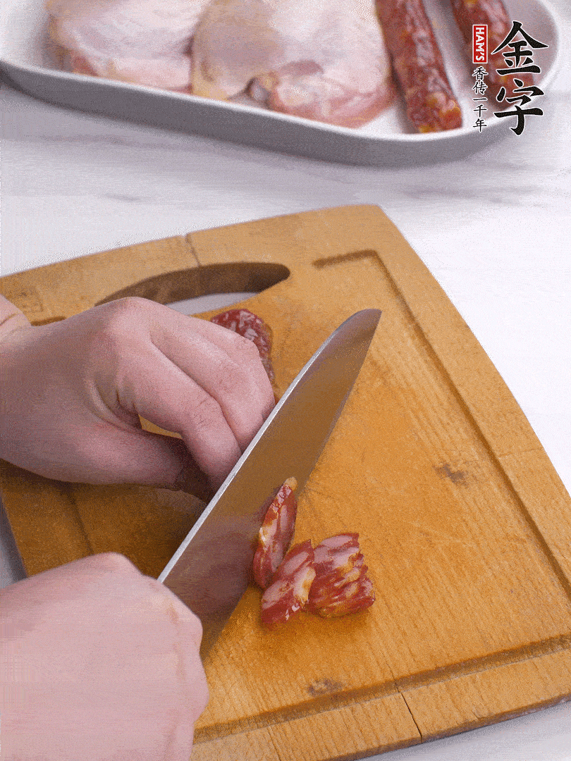 雞大腿去皮去骨切成塊，金字香腸切片，干香菇泡發(fā)切片，小蔥切蔥花。