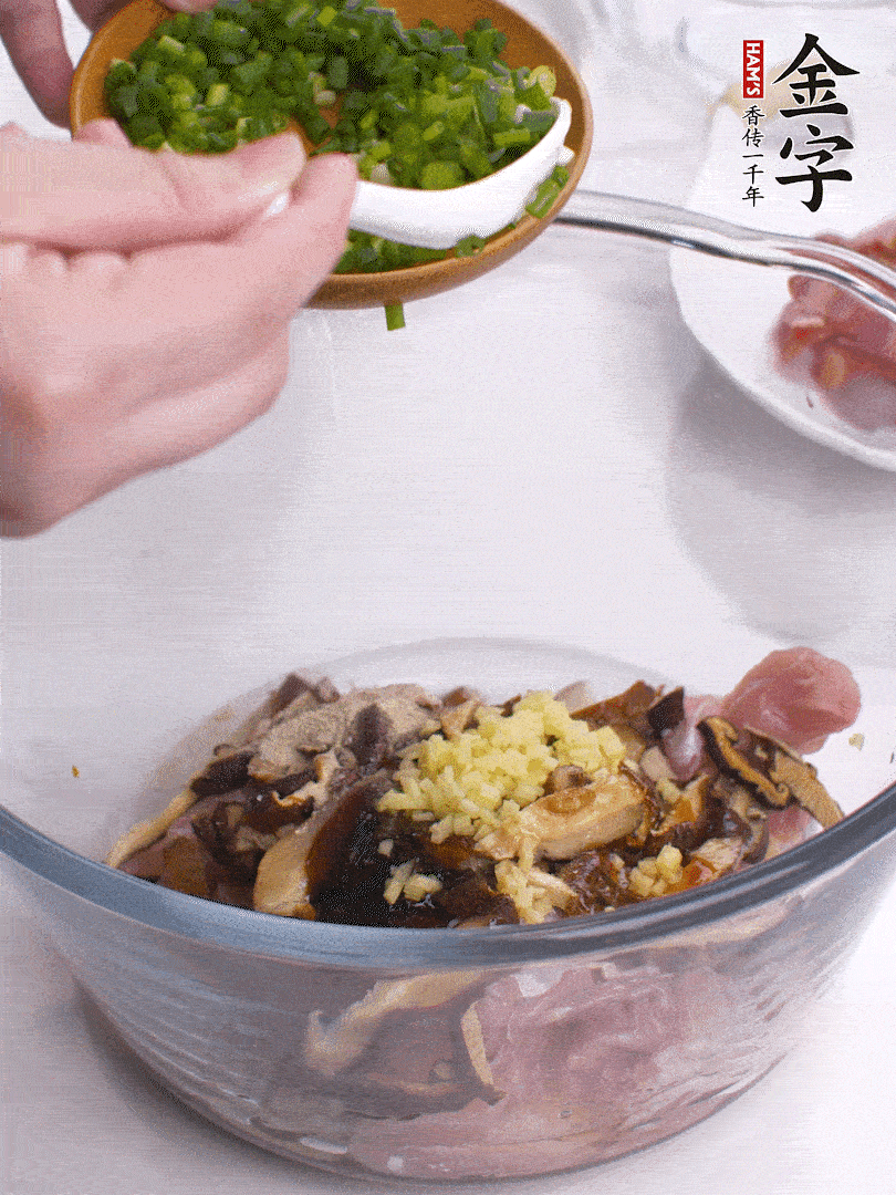 雞肉、香菇混合，加清水1/3杯、料酒1勺、蠔油1勺、鹽1勺、糖1/4勺、白胡椒1/4勺、食用油1勺、香油1/4勺、姜末、蔥花，攪拌均勻腌制2小時。