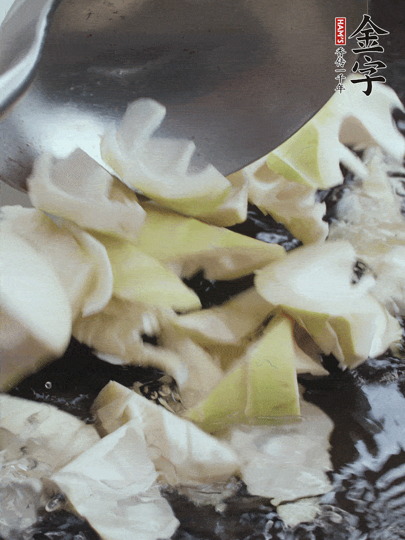 新鮮春筍去老根，剝殼切滾刀塊焯水去澀。