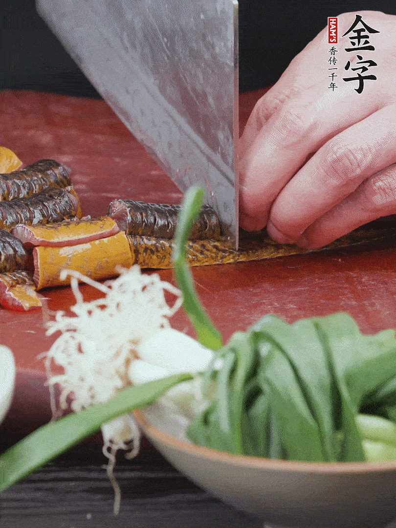 黃鱔去內(nèi)臟洗凈，切花刀斬段。沸水下鍋，加黃酒焯水去血沫。