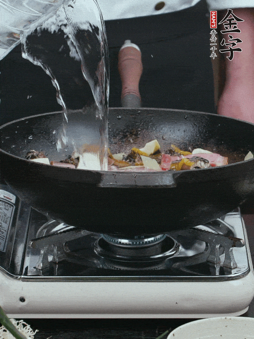 加適量黃酒，倒清水沒過。