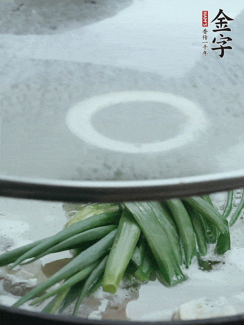 加蔥結(jié)去腥，大火開后中火燒20分鐘。