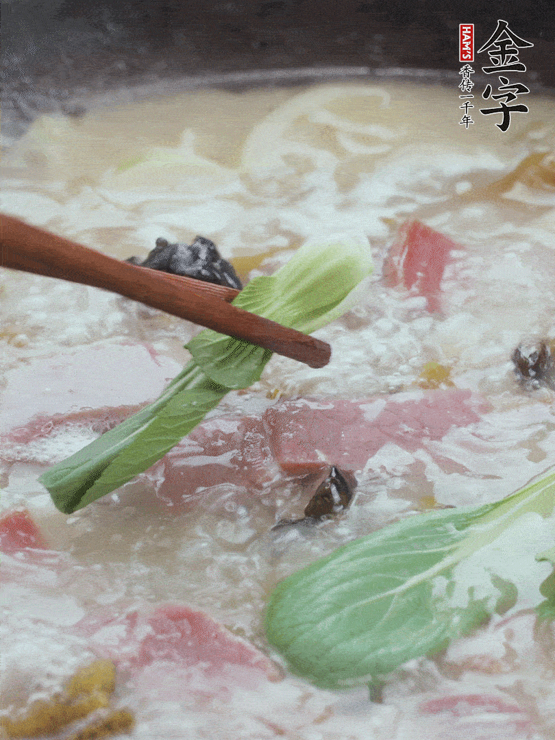 撈出蔥結(jié)，小菜心點(diǎn)綴。