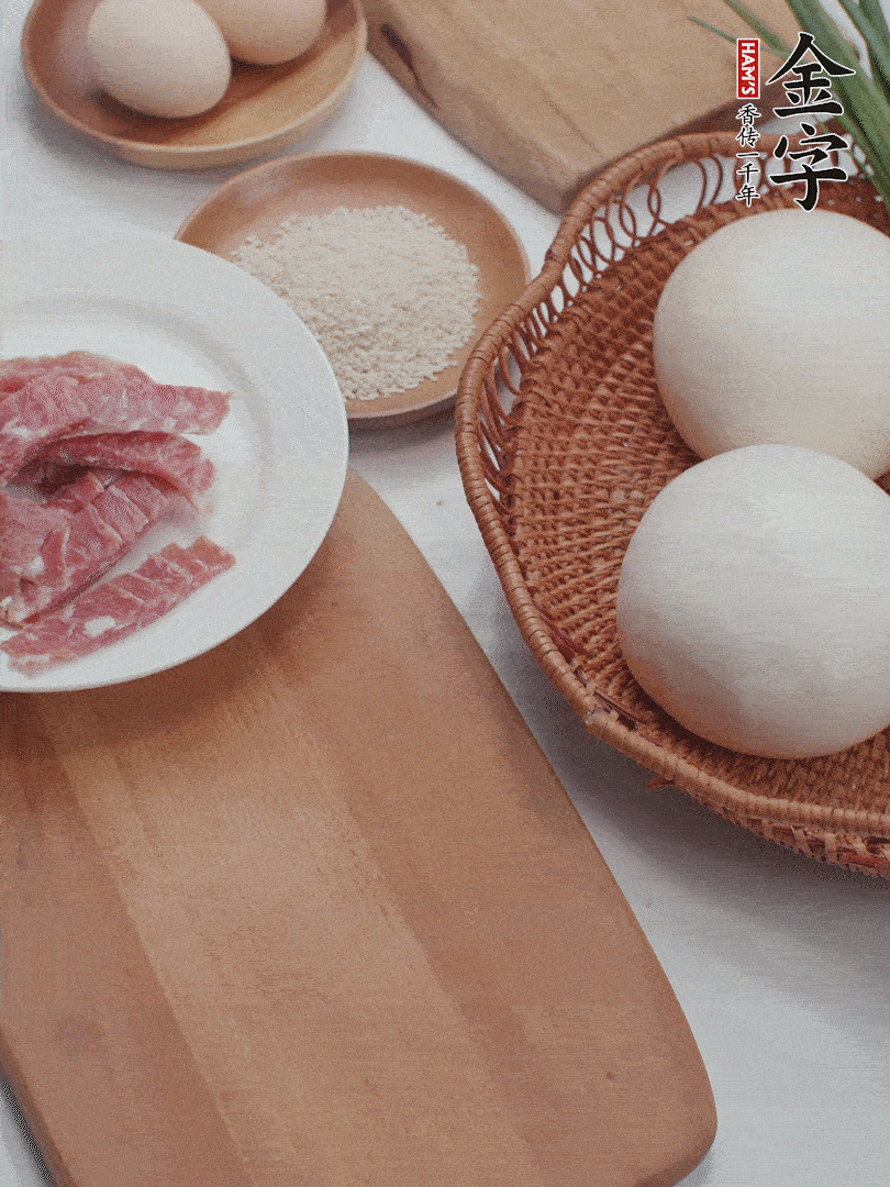 金字培根火腿切小片；饅頭、洋蔥切??；香蔥切丁。