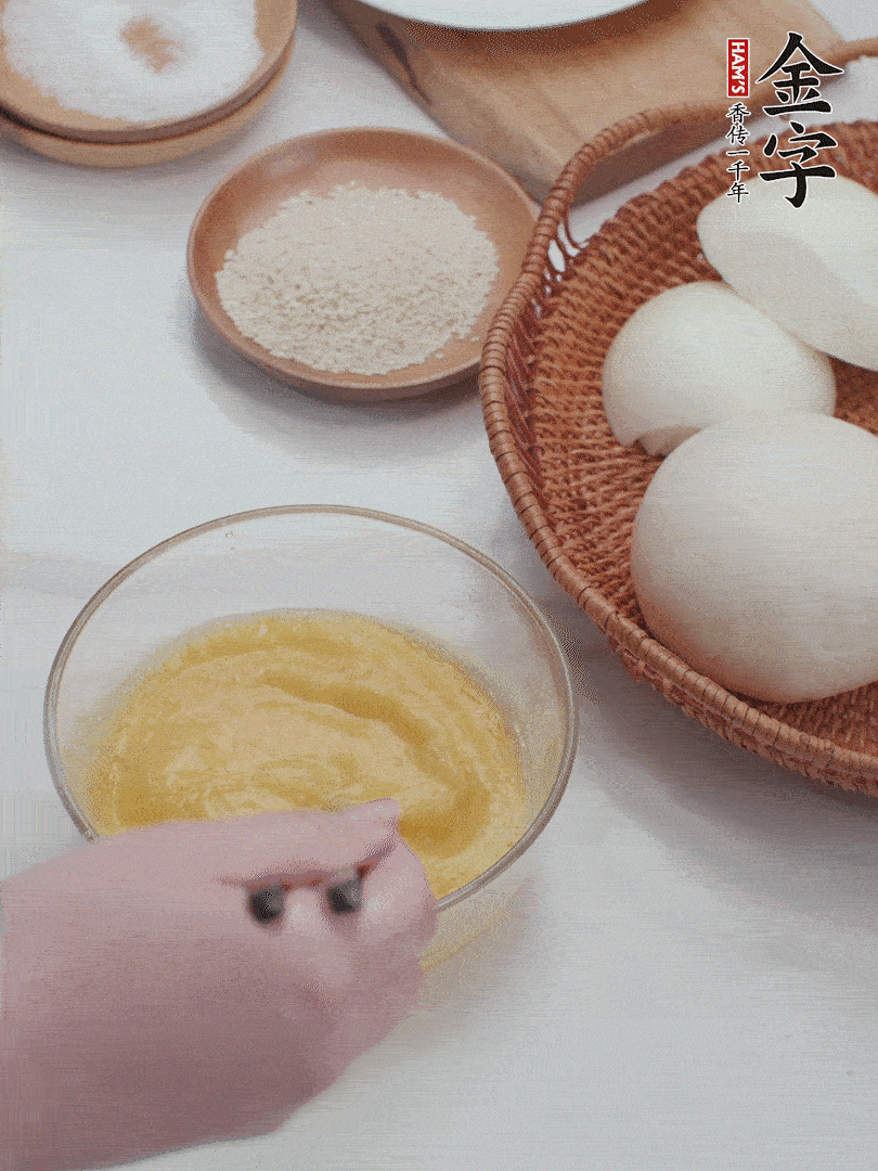 2個(gè)雞蛋加入1小勺鹽、1/2小勺胡椒粉打散。