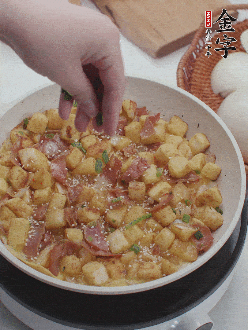 淋入剩余蛋液，蛋液凝固，撒上蔥綠和熟芝麻。