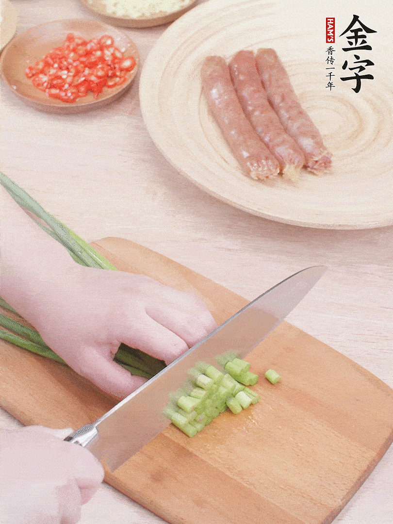 蒜苔切丁，蔥姜蒜切小丁，小米辣切圈。