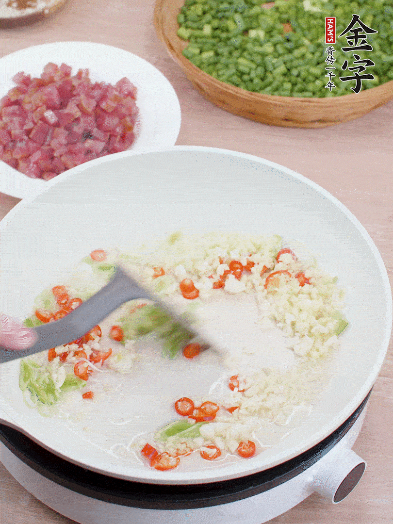 鍋中熱油，蔥姜蒜、小米辣煸香。