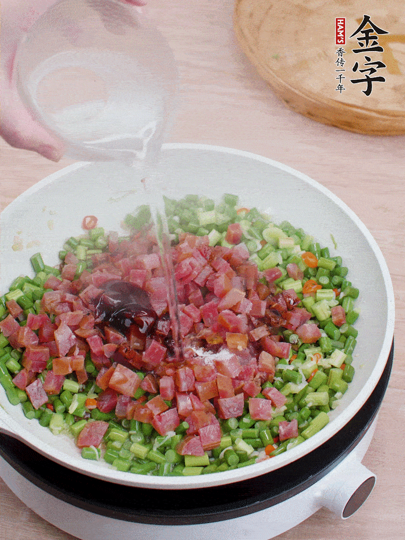 放香腸丁、1勺老抽、1勺蠔油、1/3勺白糖、少許清水炒至斷生。