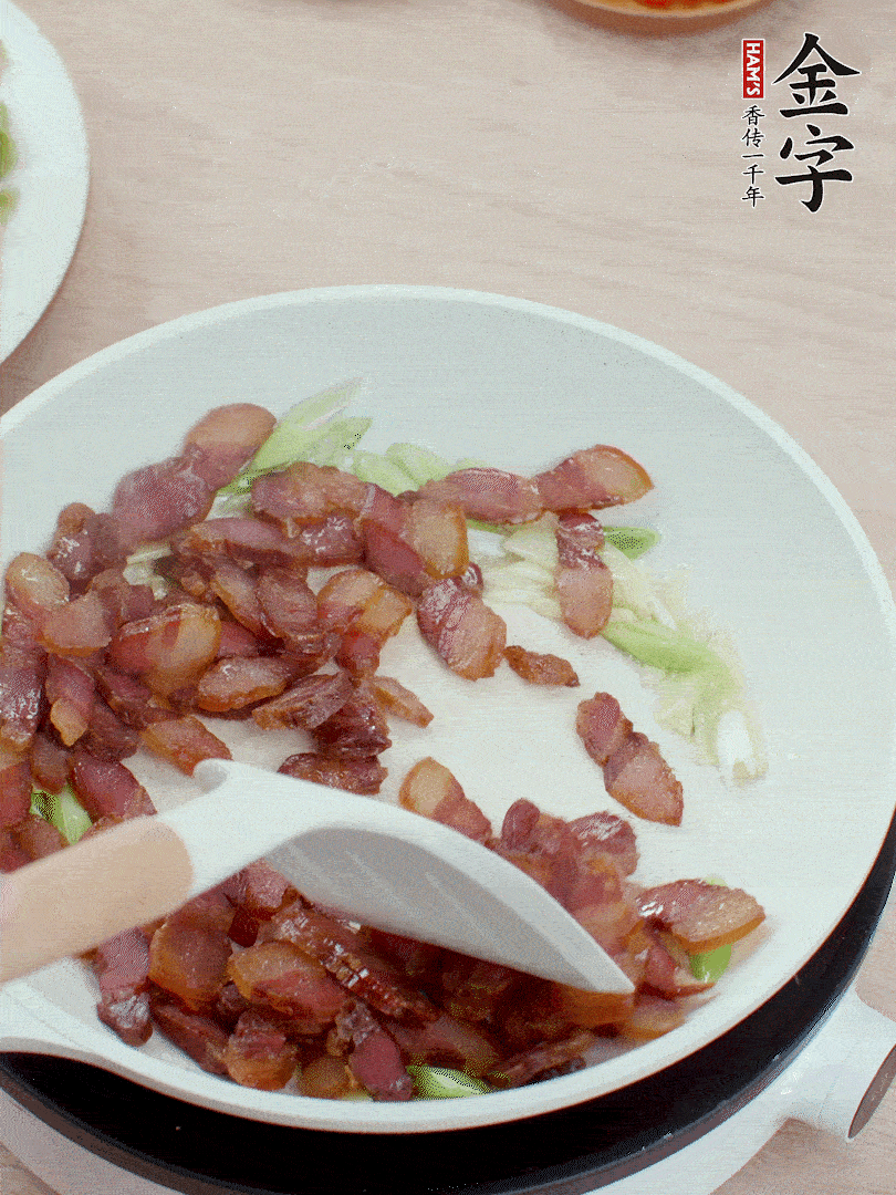 鍋中少許油，姜、蒜白爆香，下臘肉煸出油脂。