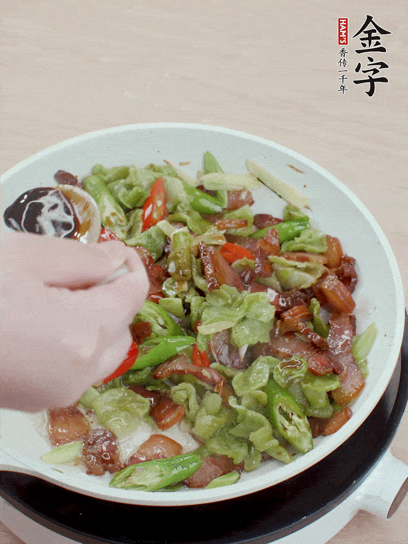 2勺生抽調(diào)味，最后撒蒜葉。