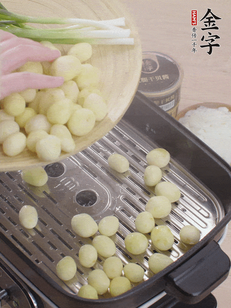 去皮小土豆蒸熟。