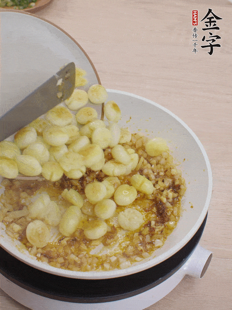 下小土豆翻炒均勻。