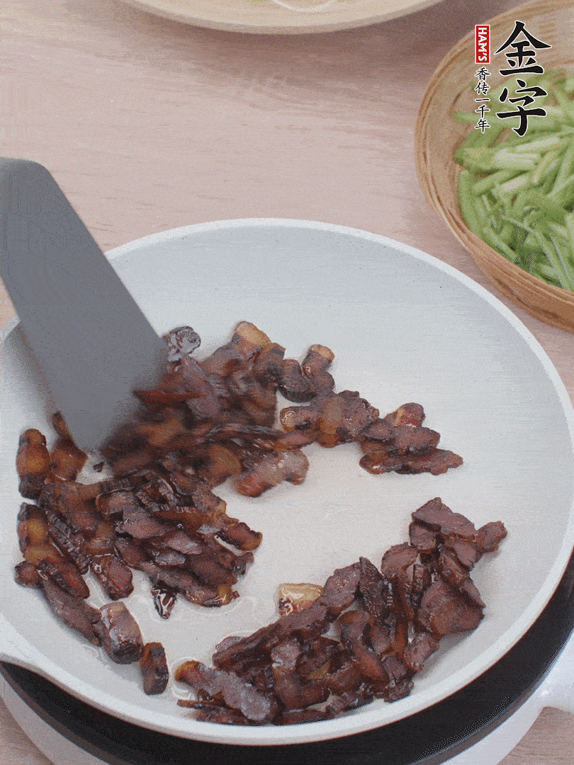 起鍋熱油，煸香醬油肉。