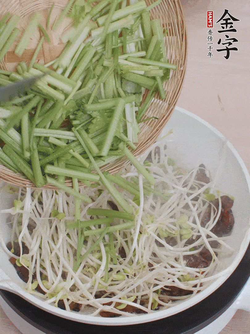下豆芽、香芹翻炒均勻。