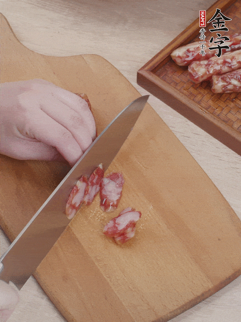 金字香腸斜切片，芹菜切段，小洋蔥切絲，綠菜椒切小塊。