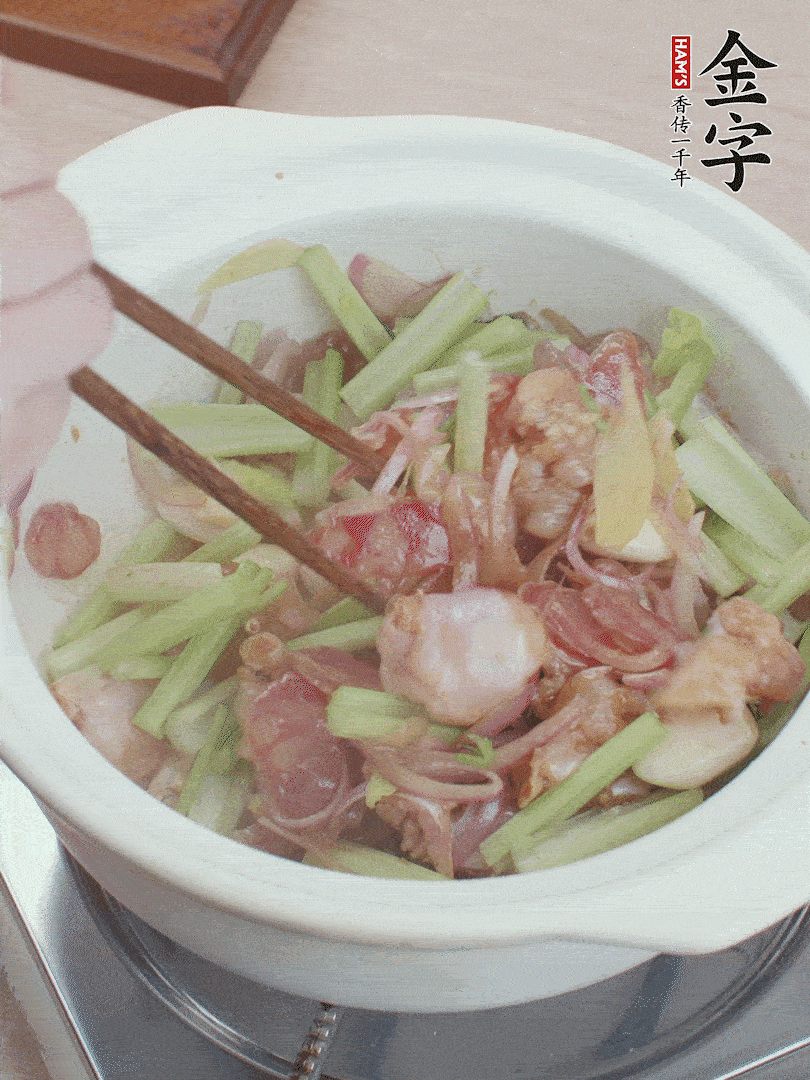 下牛蛙、芹菜、香腸翻炒。