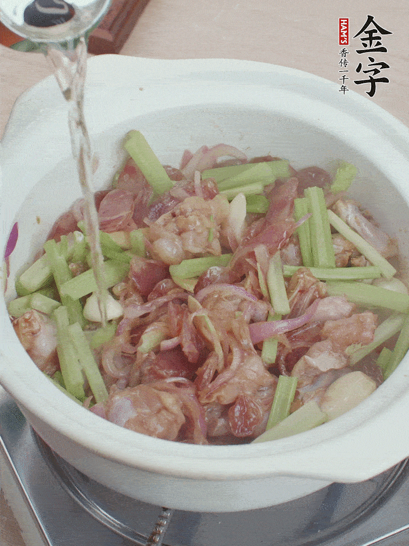 牛蛙變色后，淋點(diǎn)啤酒，加蓋后調(diào)小火燜10分鐘。