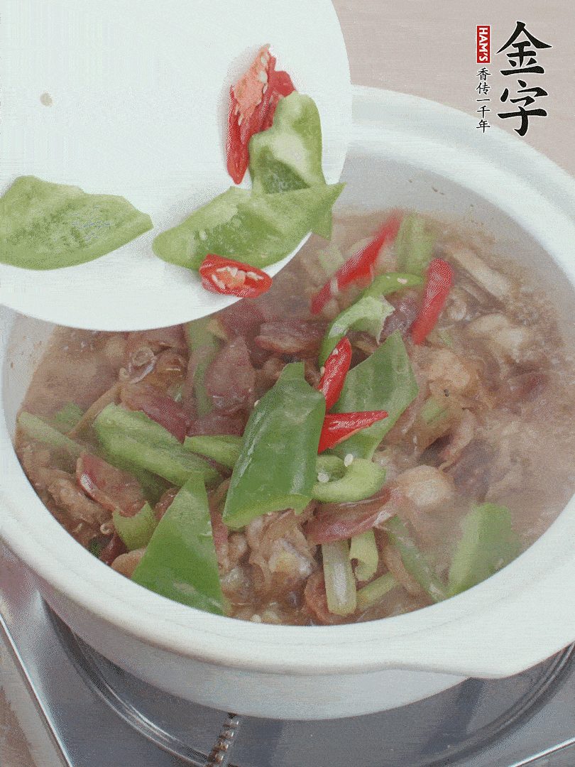 下綠菜椒，翻炒1分鐘。