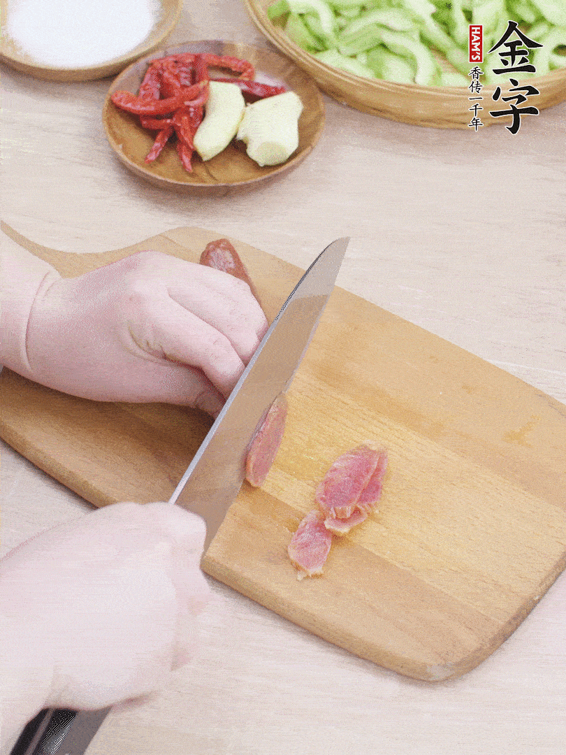 金字土香腸水煮10分鐘，切薄片。