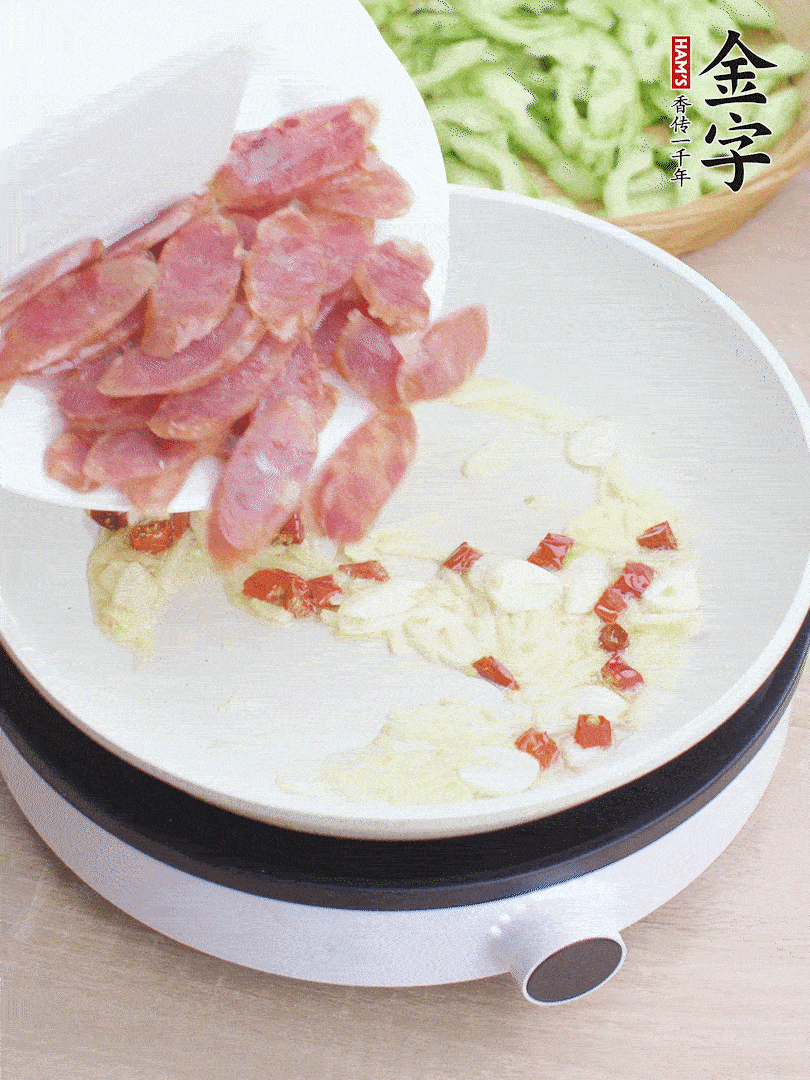 油5成熱時(shí)，姜、蒜、辣椒爆香。