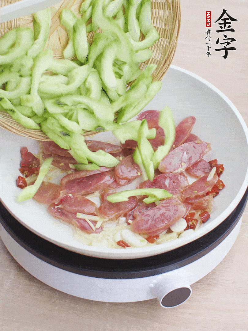 下香腸煸出油脂，放黃瓜翻炒。