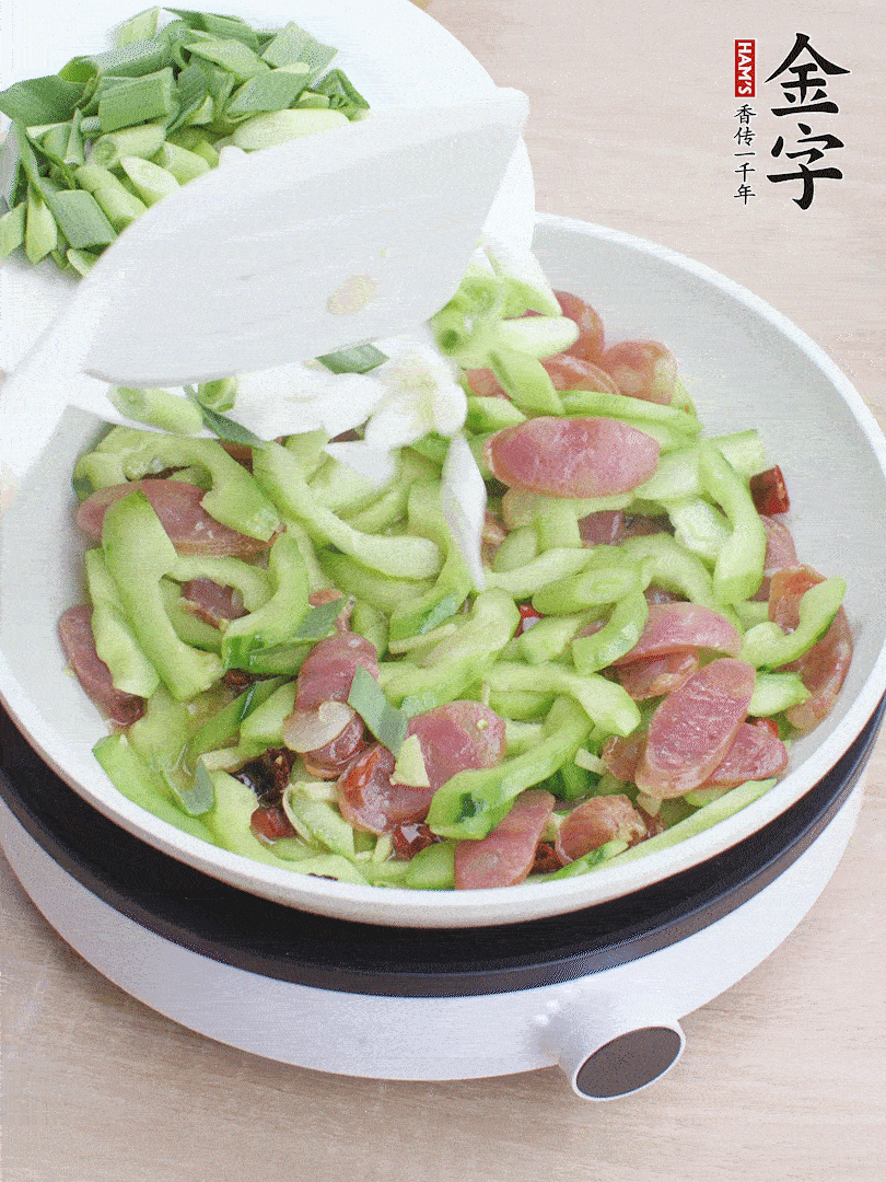 下青蒜翻炒。