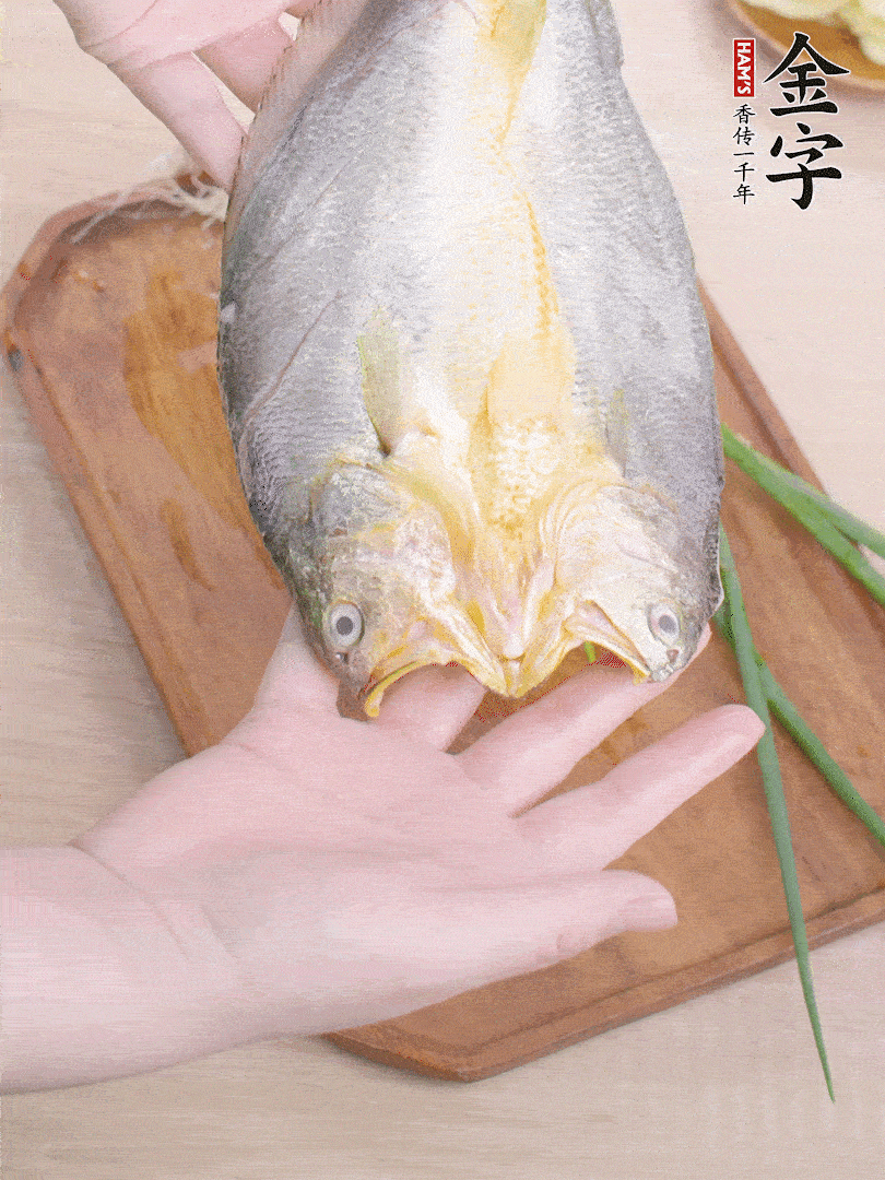 黃魚(yú)背部開(kāi)刀，洗凈切花刀。適量鹽涂抹魚(yú)身兩面。