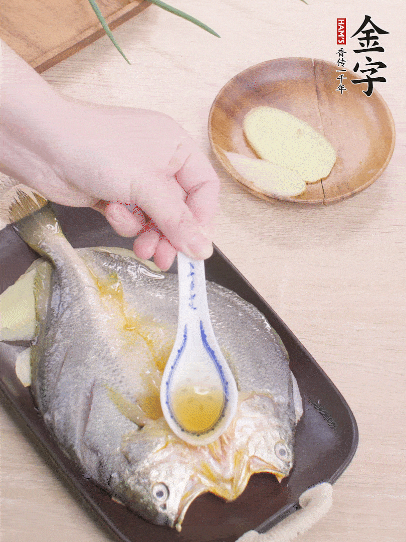 盤底鋪姜片，放黃魚(yú)，淋2勺料酒。