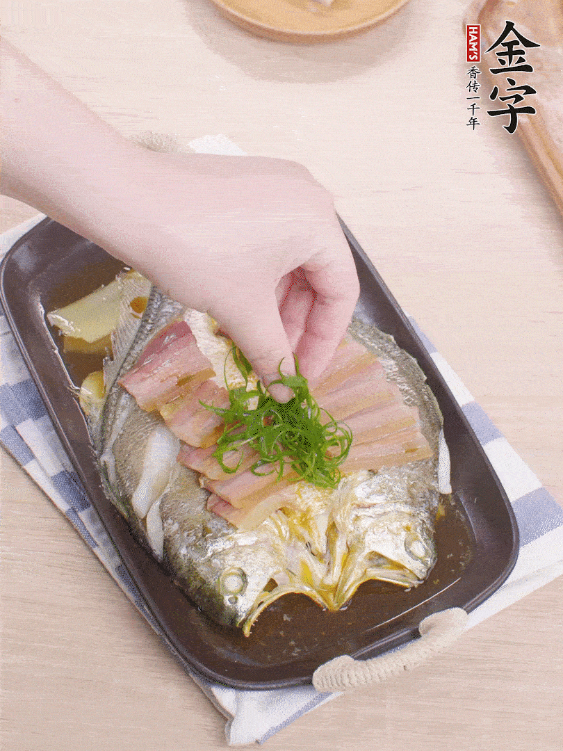 取出姜蔥，淋2勺蒸魚(yú)豉油，擺蔥絲。