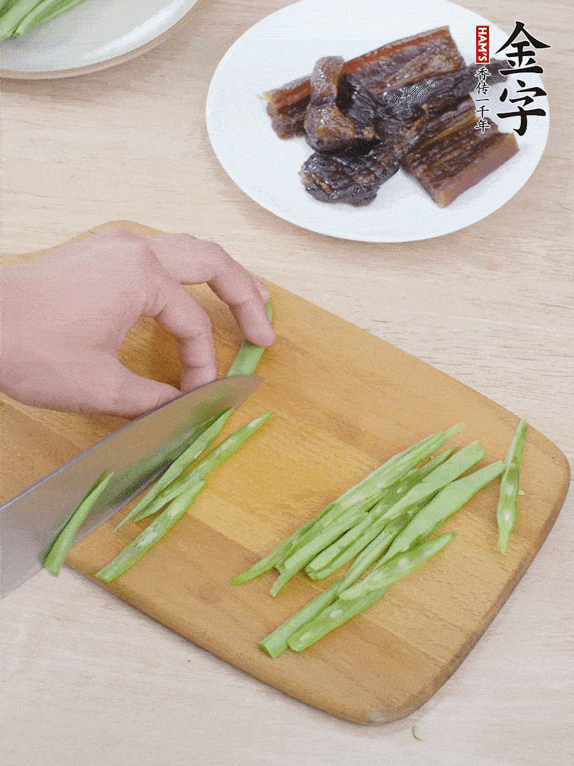 四季豆切絲。