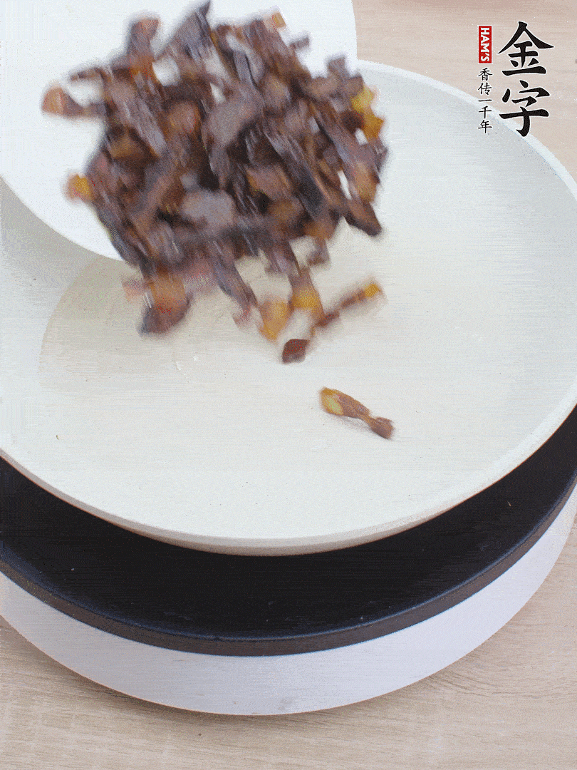 油熱倒醬油肉，編出香味。