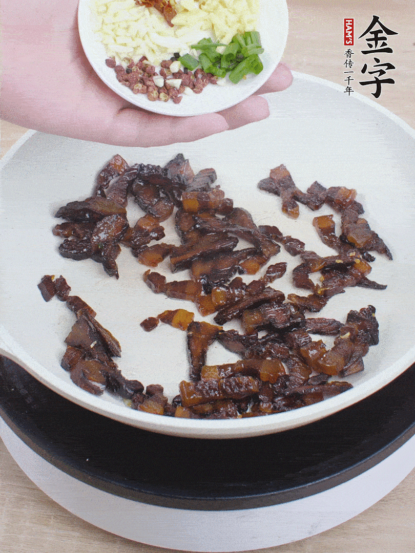 下蔥姜蒜、干辣椒、花椒粒炒香。