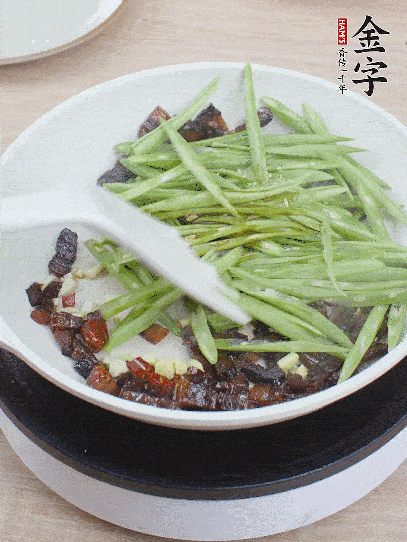 下豆角，生抽、雞精調(diào)味，炒到斷生。