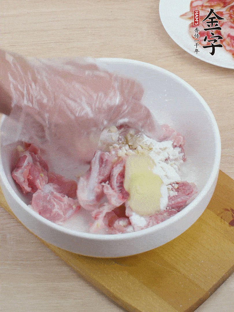 洗凈的小排，加鹽、姜、蒜末、淀粉、胡椒粉抓勻，腌制15分鐘。