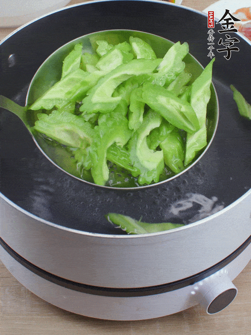 苦瓜去瓤切小塊，開水中加鹽汆燙30秒。