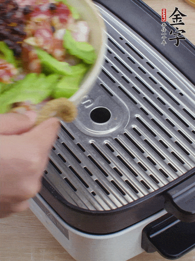 小排、苦瓜、香腸依次碼入，撒上豆豉蒸25分鐘。