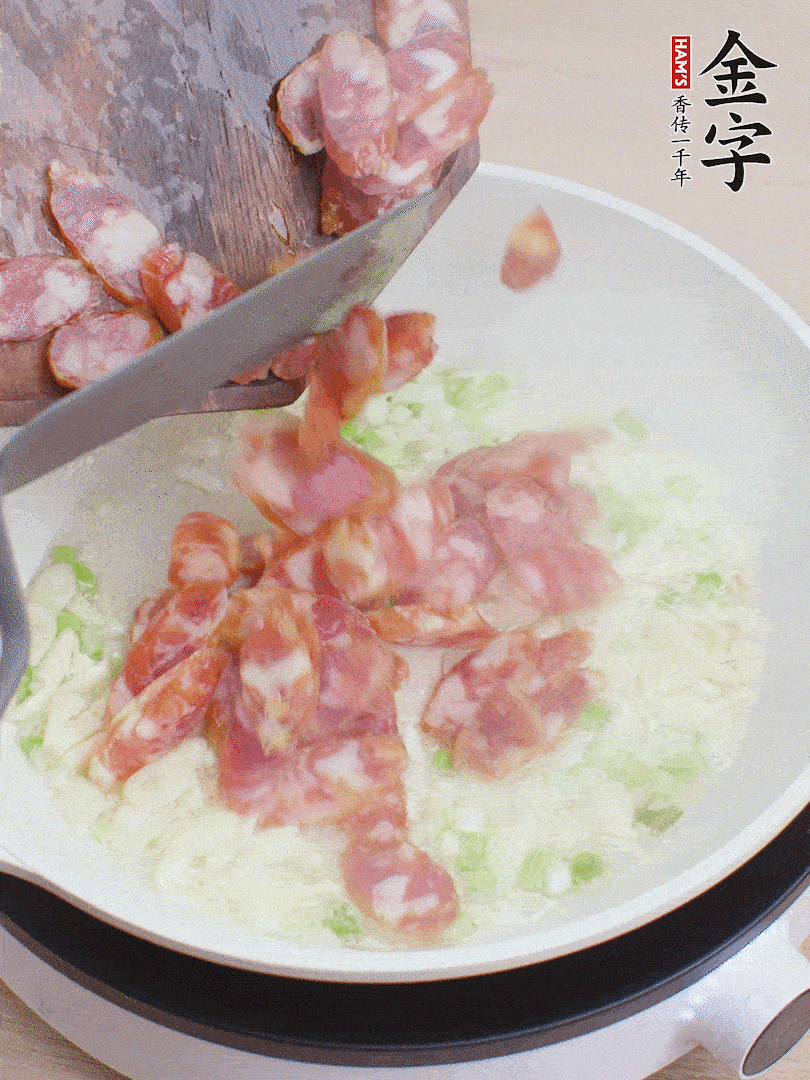 油5成熱，蒜末、蔥白爆香，下香腸炒出香味。