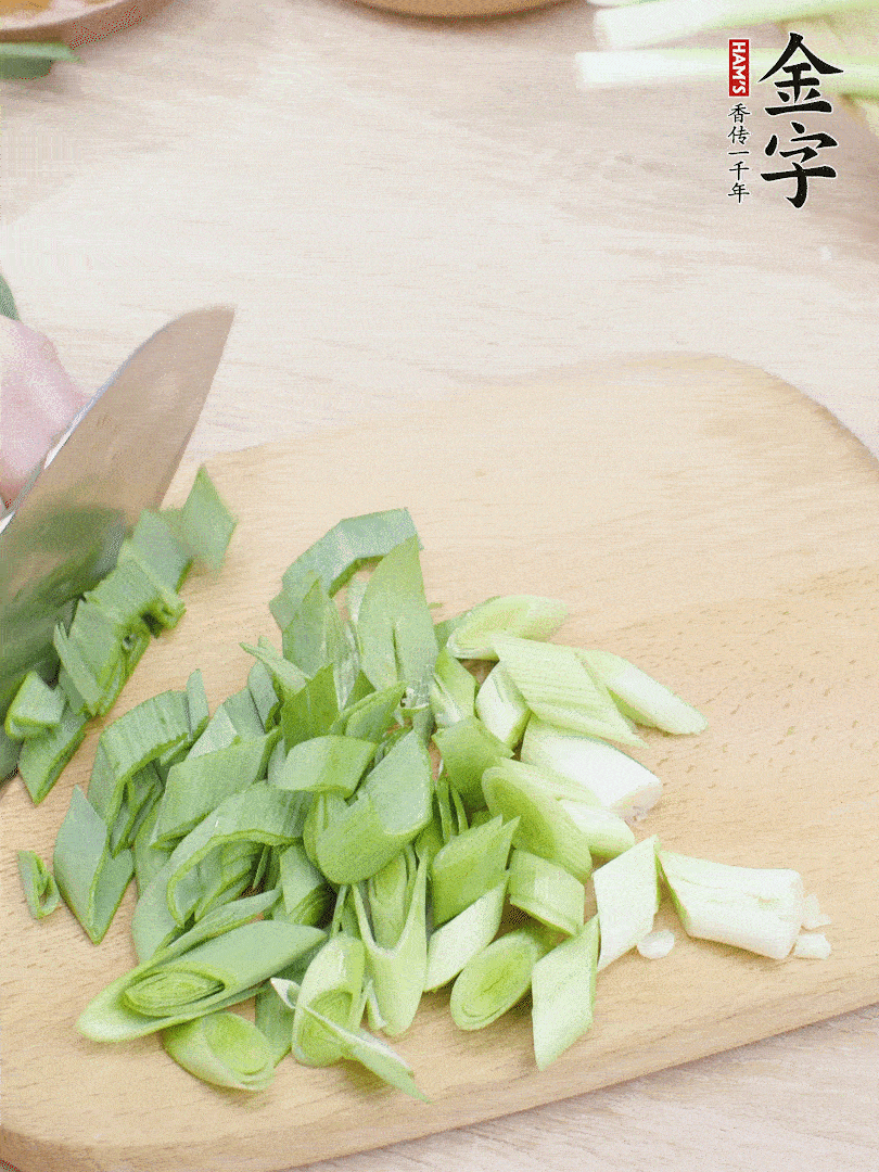 青蒜切段。（蒜白可以拍一下，再斜著切）