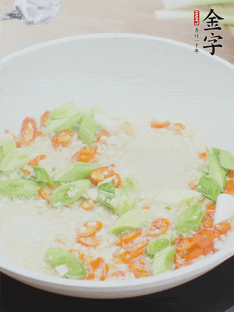 油5成熱時，下蒜末、辣椒、蒜白煸炒。