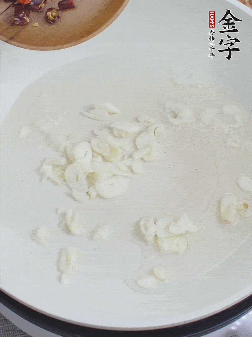 藕去皮，切成1cm見方的丁，放入清水浸泡。美人椒切圈。蒜切成末。